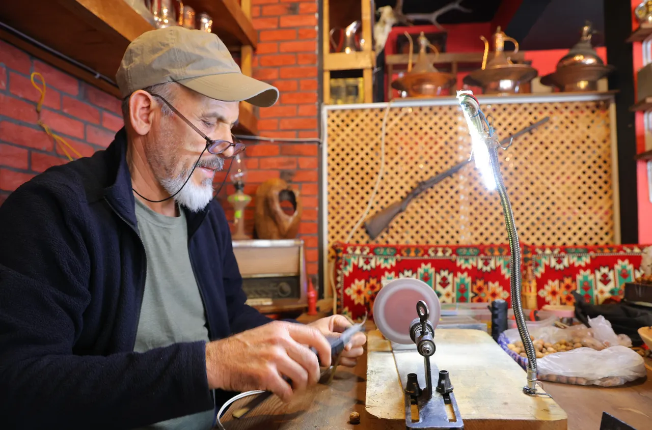 Pahalı geldi, tornasını kendi yaptı: Kendi yaptığı torna ile el emeğini sanata dönüştürüyor!