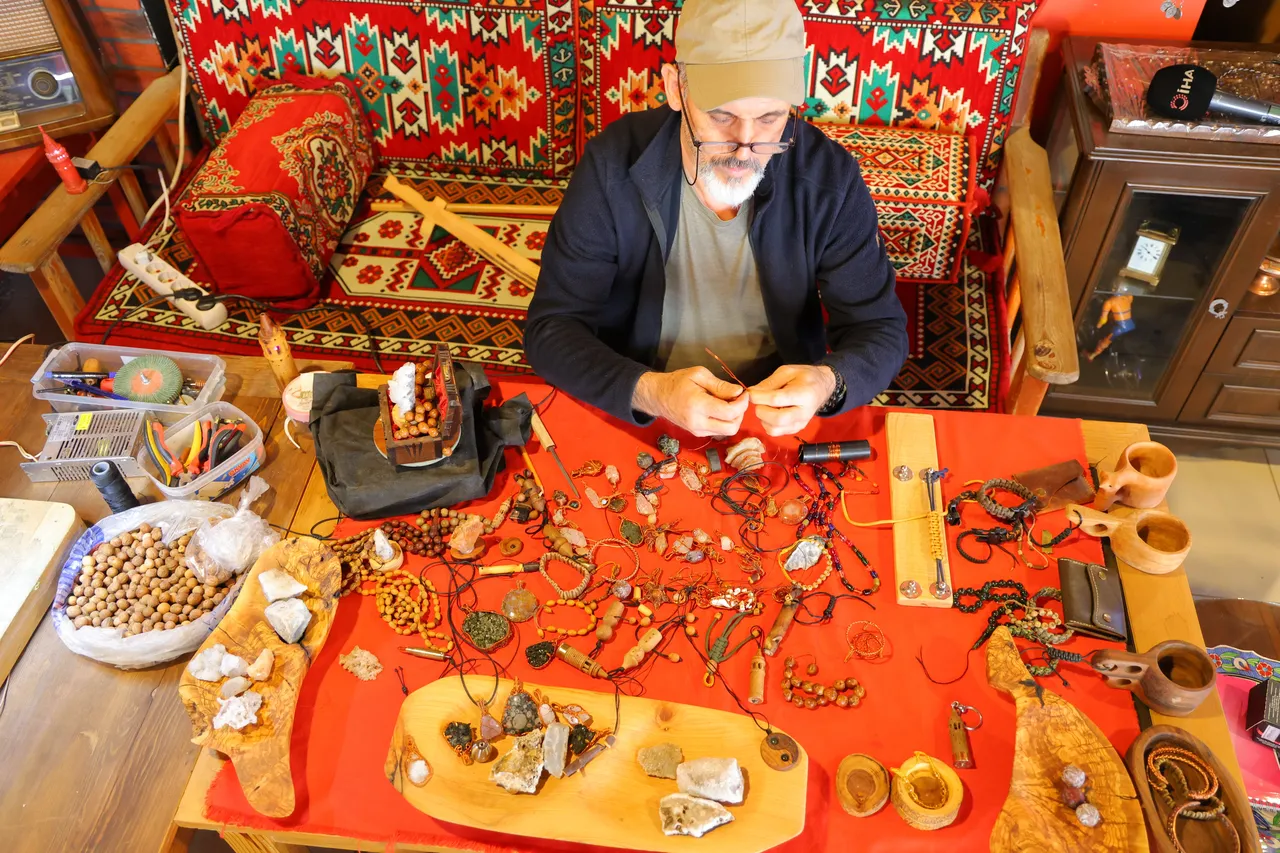 Pahalı geldi, tornasını kendi yaptı: Kendi yaptığı torna ile el emeğini sanata dönüştürüyor!