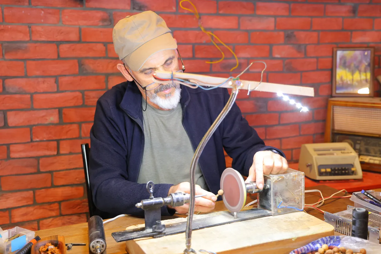 Pahalı geldi, tornasını kendi yaptı: Kendi yaptığı torna ile el emeğini sanata dönüştürüyor!