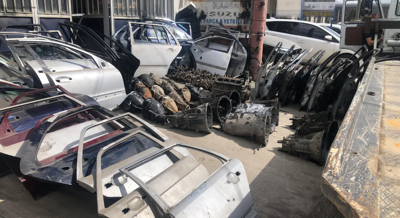 Sakarya'da gümrük kaçağı ve usulsüz oto parçası ticaretine polis 