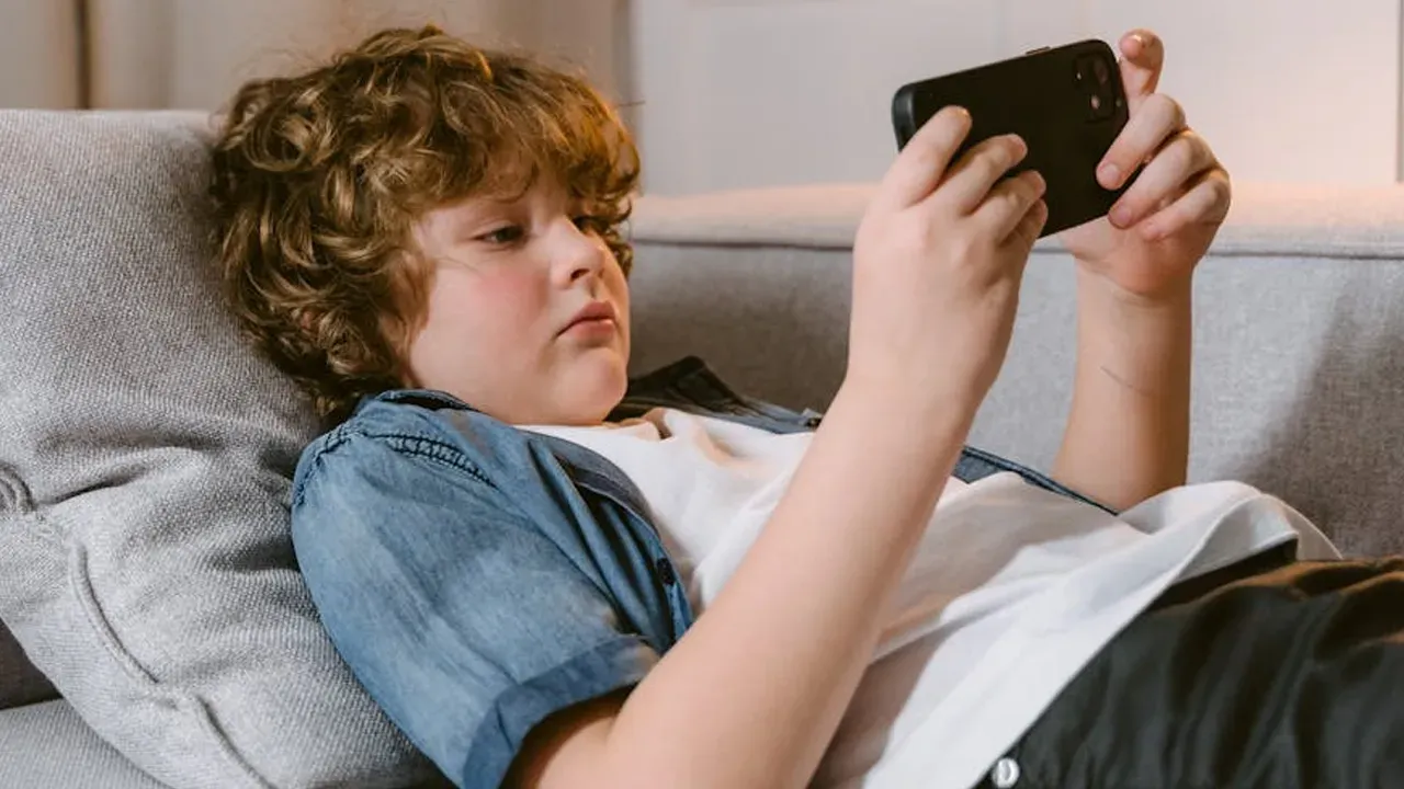 Yasa Meclis'ten geçti: Doğum izni 24 haftaya çıktı, 15 yaş altına sosyal medya yasağı geldi!