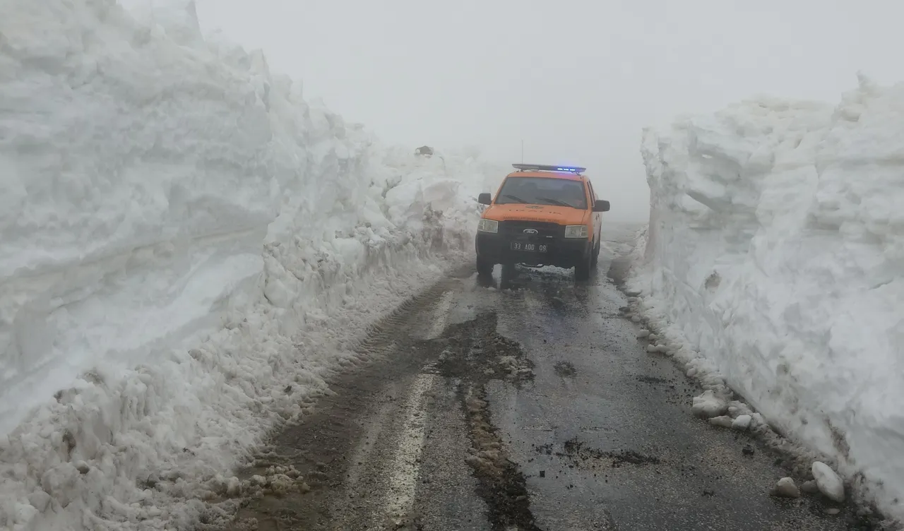 Yaz şehri Mersinden kış manzaraları: Kar kütleleri boyu aştı!
