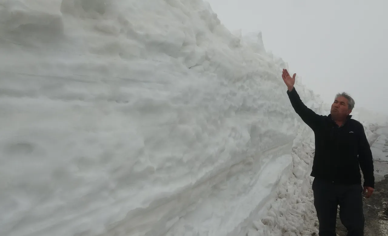 Yaz şehri Mersinden kış manzaraları: Kar kütleleri boyu aştı!