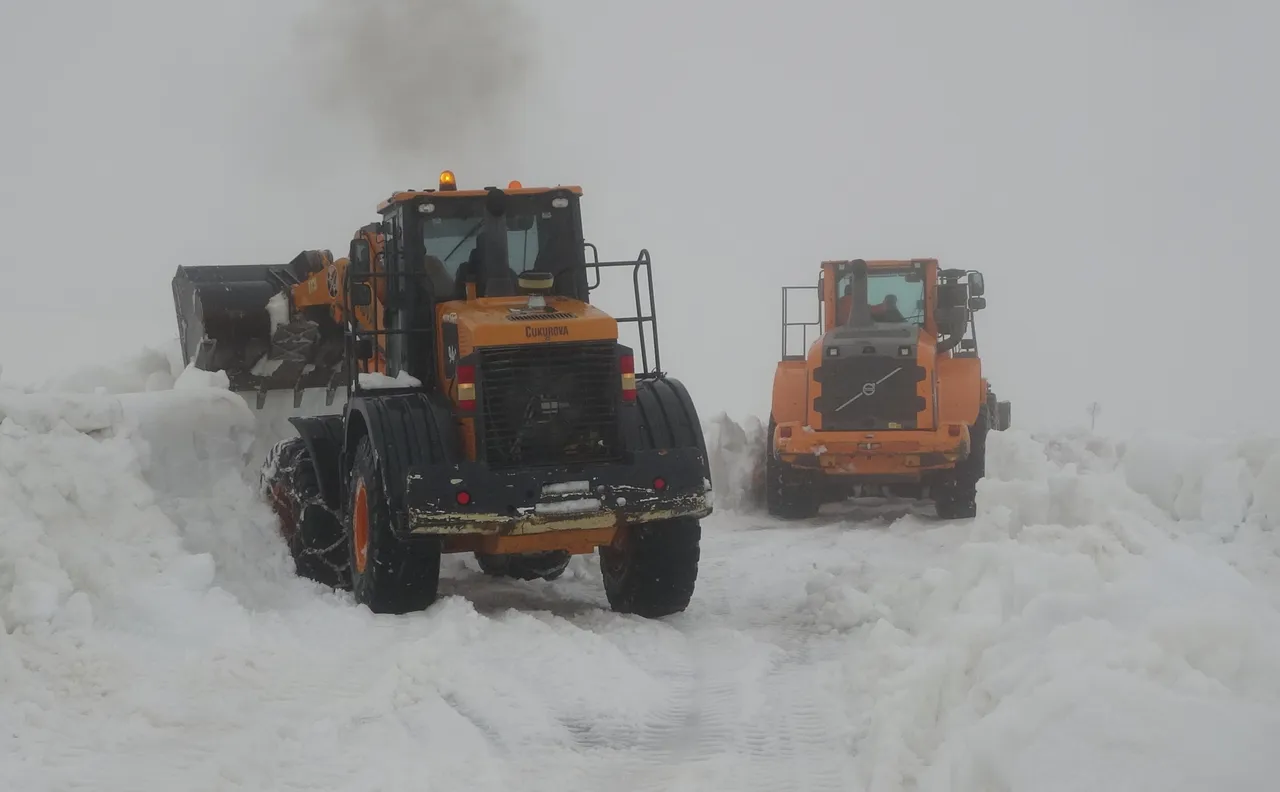 Yaz şehri Mersinden kış manzaraları: Kar kütleleri boyu aştı!
