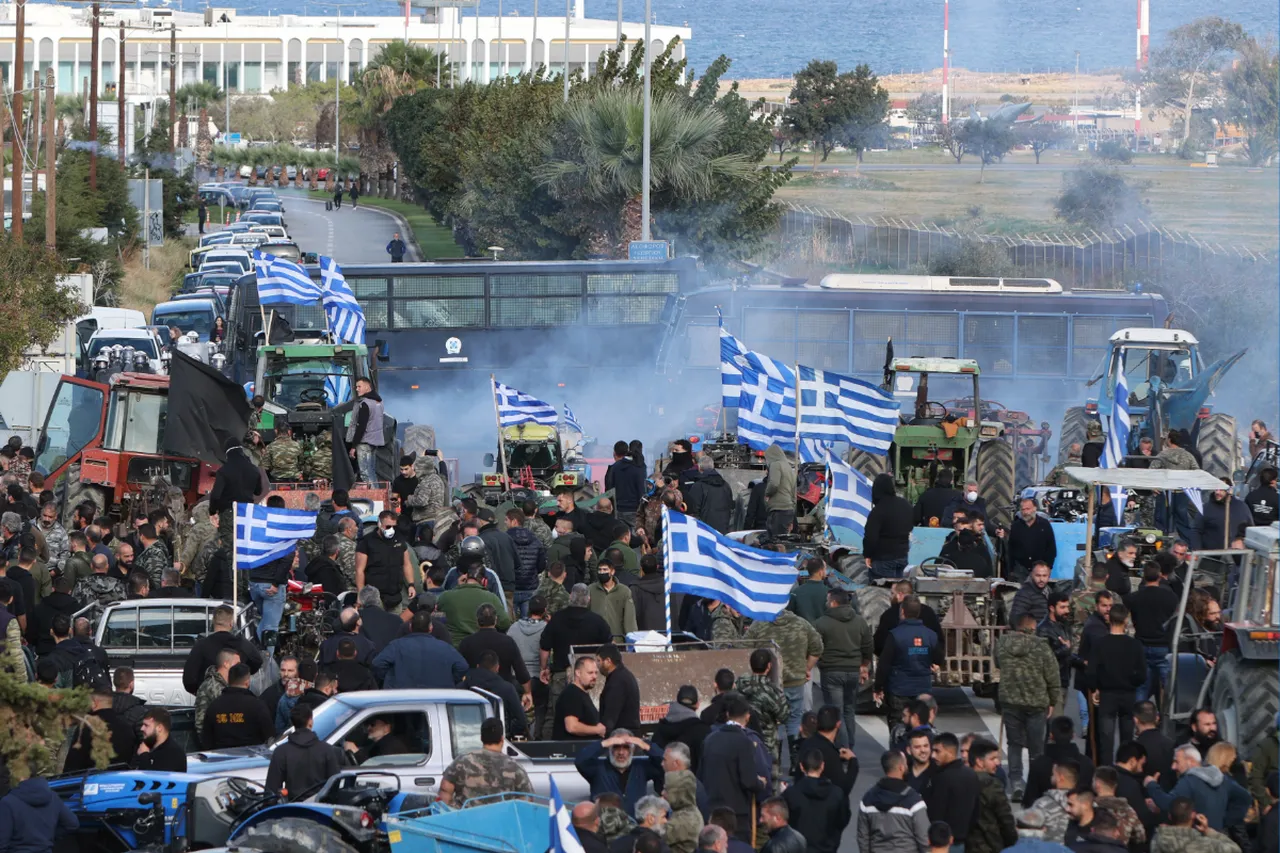 Yunan hükümetinde deprem! Bakanlar peş peşe istifa etti