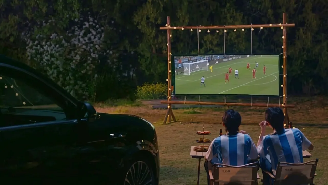 Çinli teknoloji devinden çığır açan far teknolojisi: Yollara mesaj bırakıyor, duvara film yansıtıyor