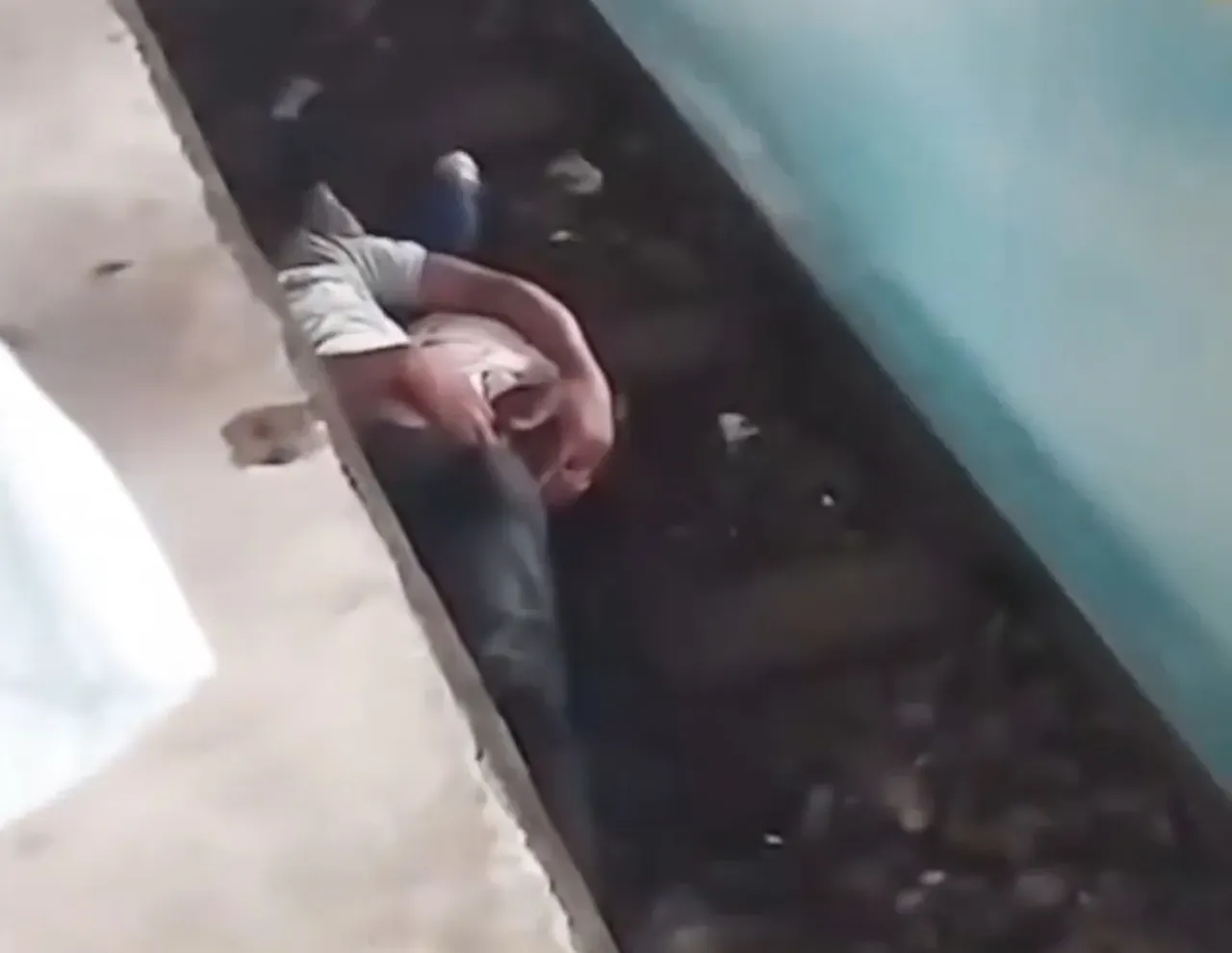 Çocuğu raylara düşen baba gözünü kırpmadan atladı! Korku dolu anlar kamerada