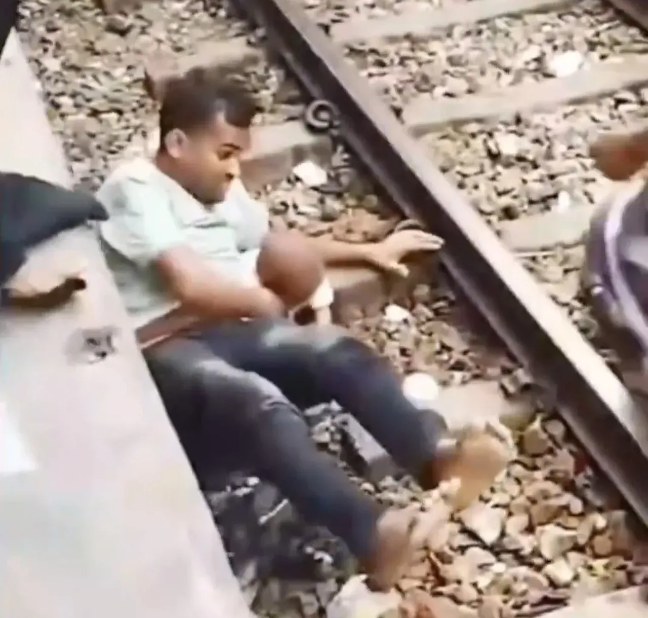 Çocuğu raylara düşen baba gözünü kırpmadan atladı! Korku dolu anlar kamerada