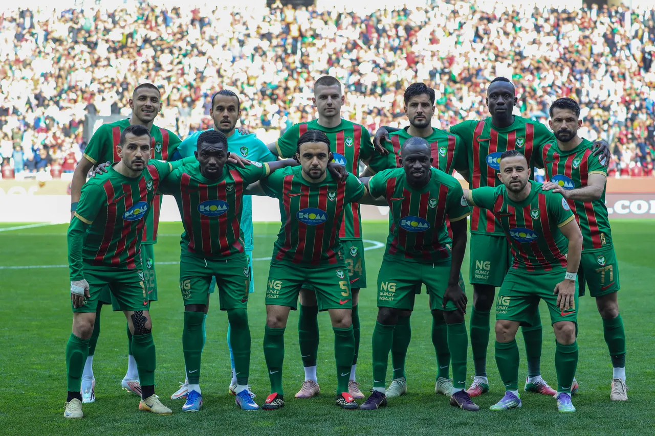 TFF 1'inci Lig'de ilk 2 sırayı alan ekipler, Süper Lig'e yükseliyor. Amedspor, 73 puanla 3'üncü sırada bulunuyor.