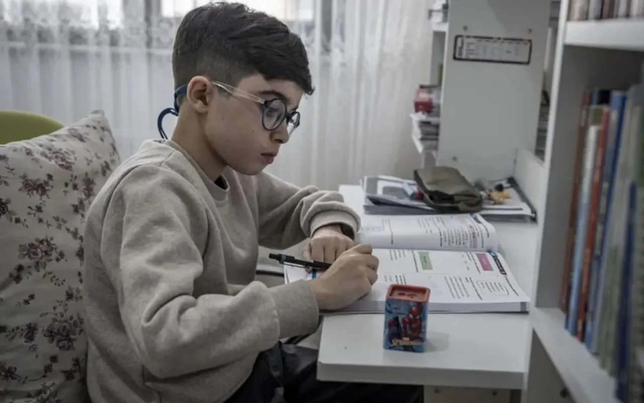 DMD hastası Ahmet Sami umutla bekliyor!