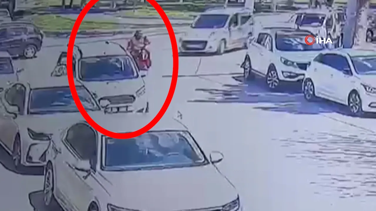 Elektrikli bisiklet park halindeki araca böyle çarptı! O anlar kamerada