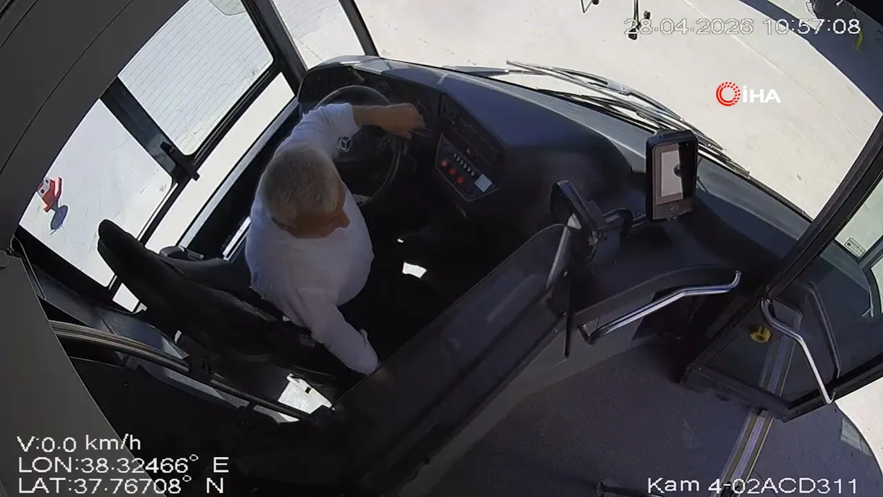 Fenalaşan yolcu için zamanla yarış! Kahraman şoförün o anları kamerada