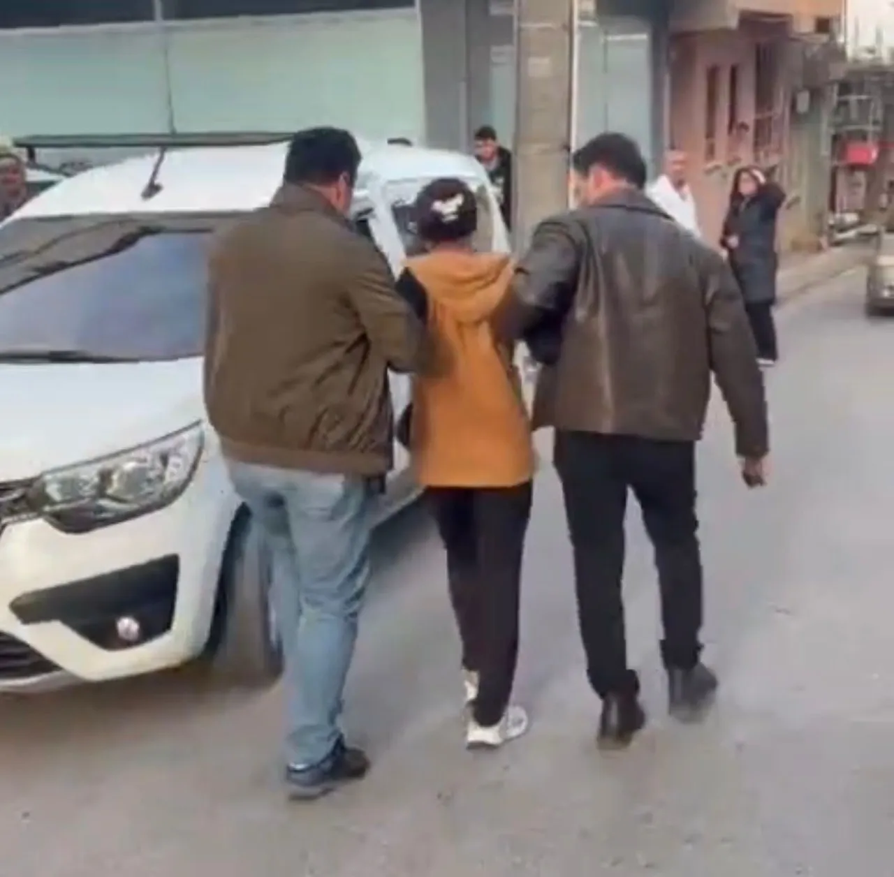 Hırsızın da böylesi!  Araç benim  diyerek inmemekte diretti