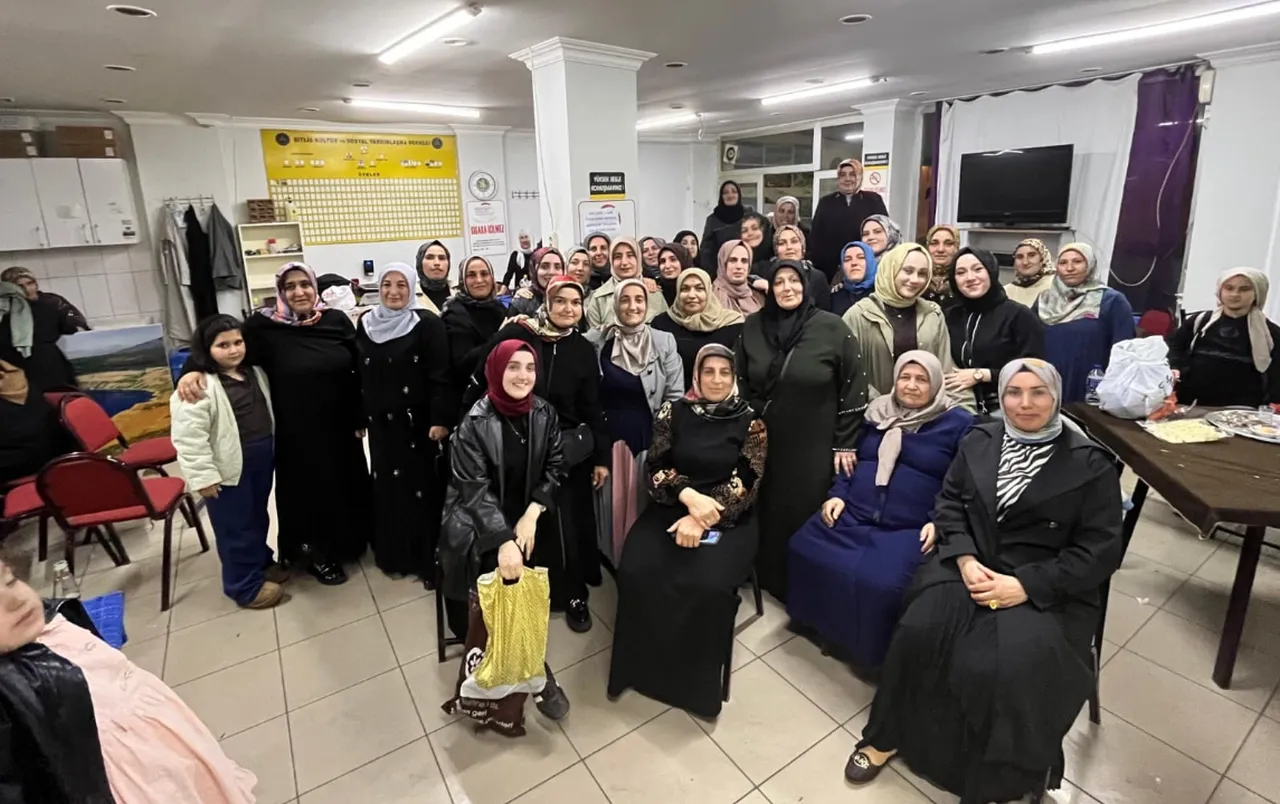 İnegöl’de roller değişti! Kadınlar kahveye gitti, erkekler evde çocuk baktı