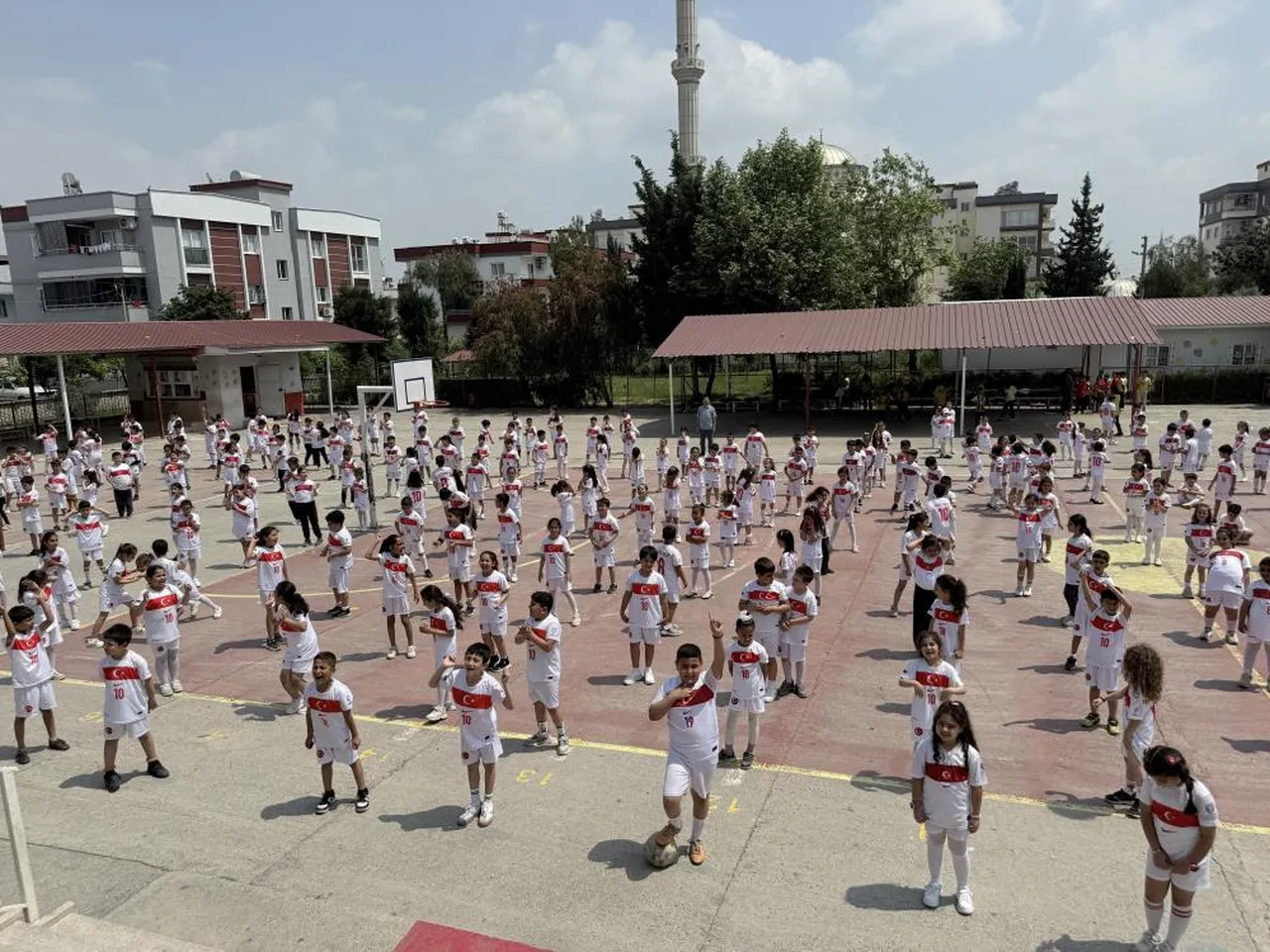 Pakize Bayraktar İlkokulu öğrencilerinden Arda Güler'e davet