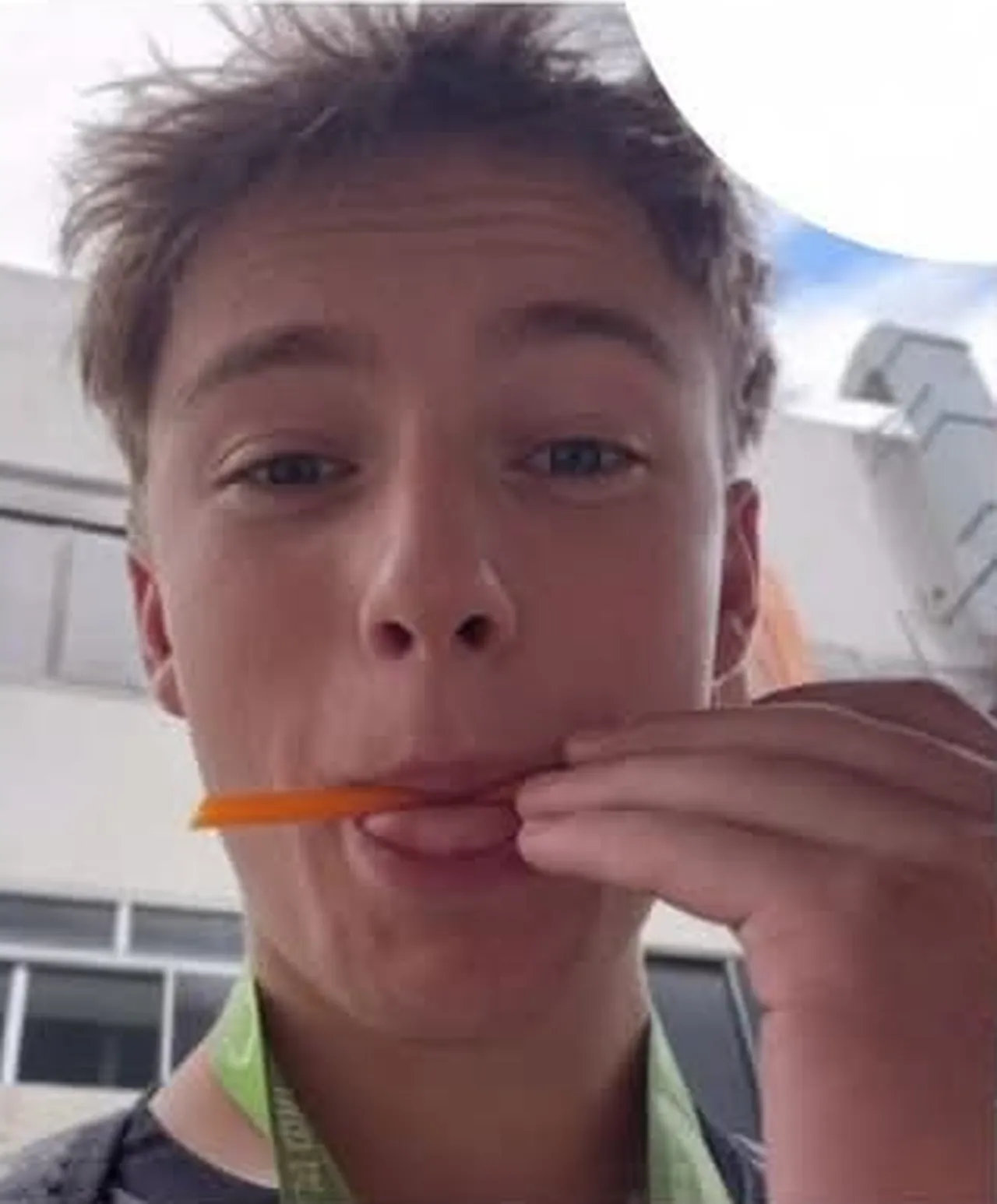 Pes dedirten sosyal medya akımı! Pipeti yalayıp yerine taktı,  şimdi hapis cezasıyla karşı karşıya