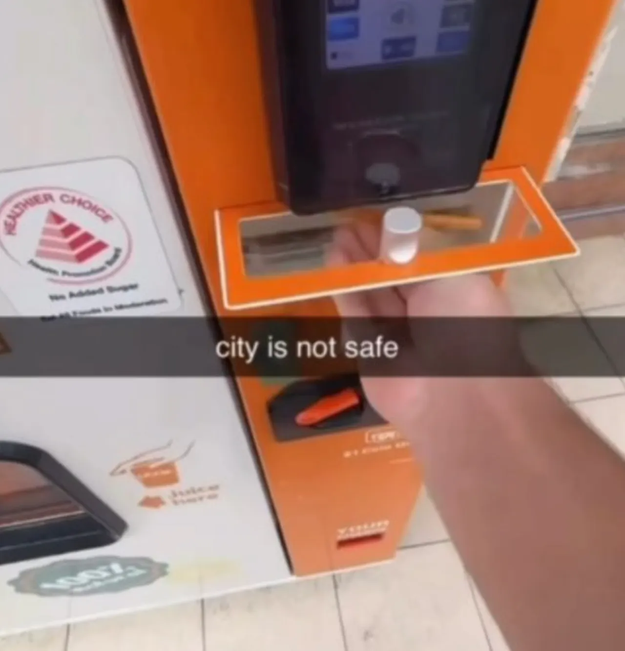 Pes dedirten sosyal medya akımı! Pipeti yalayıp yerine taktı,  şimdi hapis cezasıyla karşı karşıya