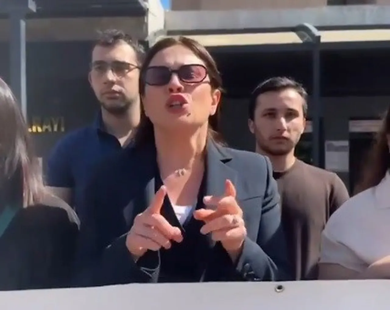 Sabıkası kabarık istismarcıya tahliye! 7 yaşındaki çocuğun faili elini kolunu sallayarak çıktı