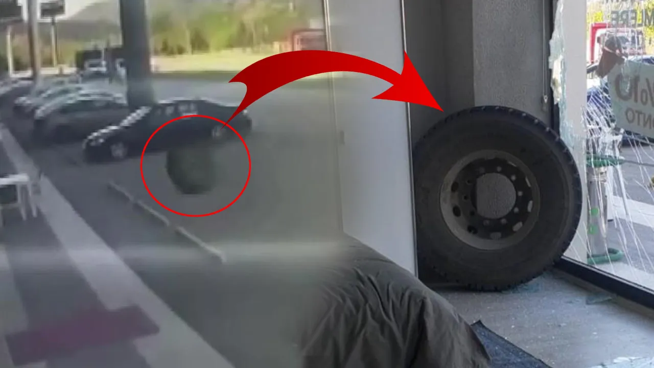 Seyir halindeki kamyondan kopan teker mağazaya daldı