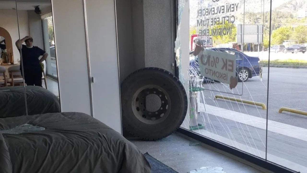 Seyir halindeki kamyondan kopan teker mağazaya daldı