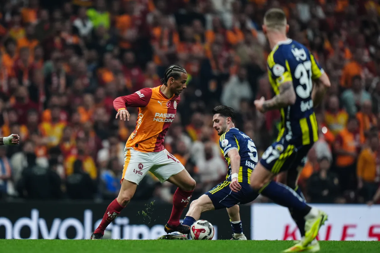 Galatasaray, sahasında Fenerbahçe'yi 3-0 yenerek, puan farkını 7'ye çıkardı.