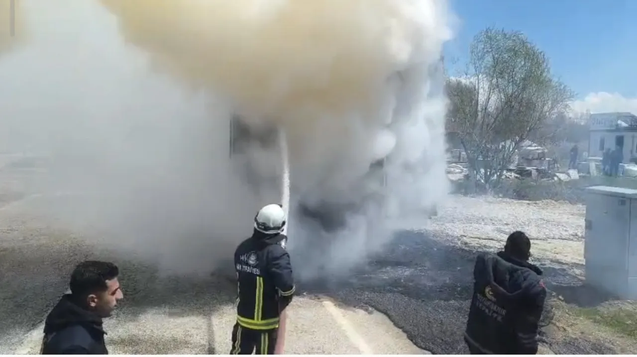 Tırın dorsesi bir anda alev topuna döndü! Korkutan anlar kamerada