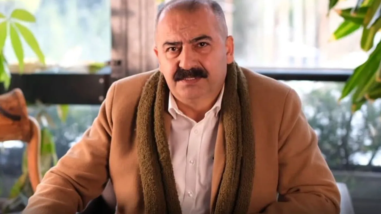 Ünlü oyuncu siyasete girdi! Rozetini genel başkan taktı