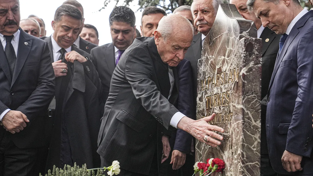 Bahçeli, Alparslan Türkeş'in kabrini ziyaret etti