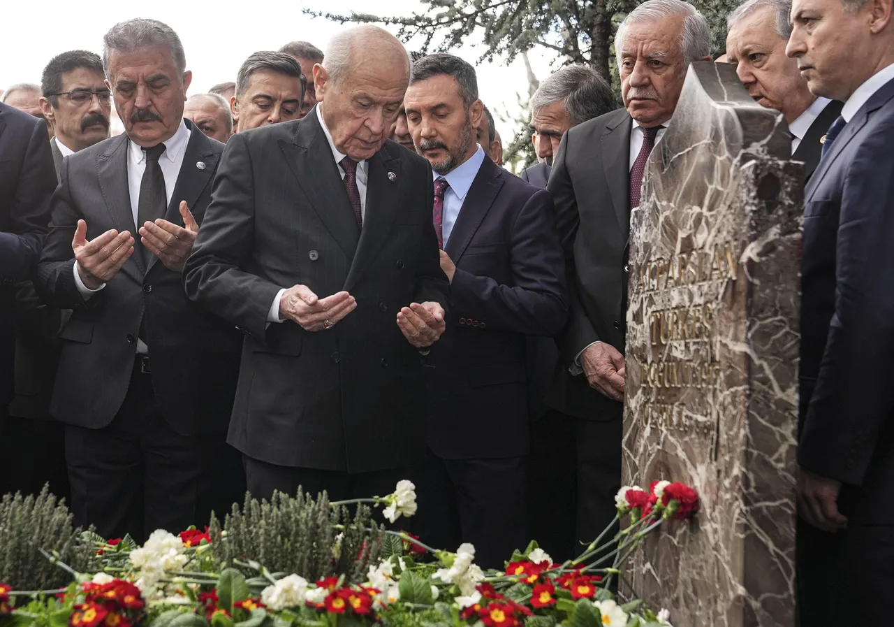 Bahçeli, Alparslan Türkeş'in kabrini ziyaret etti