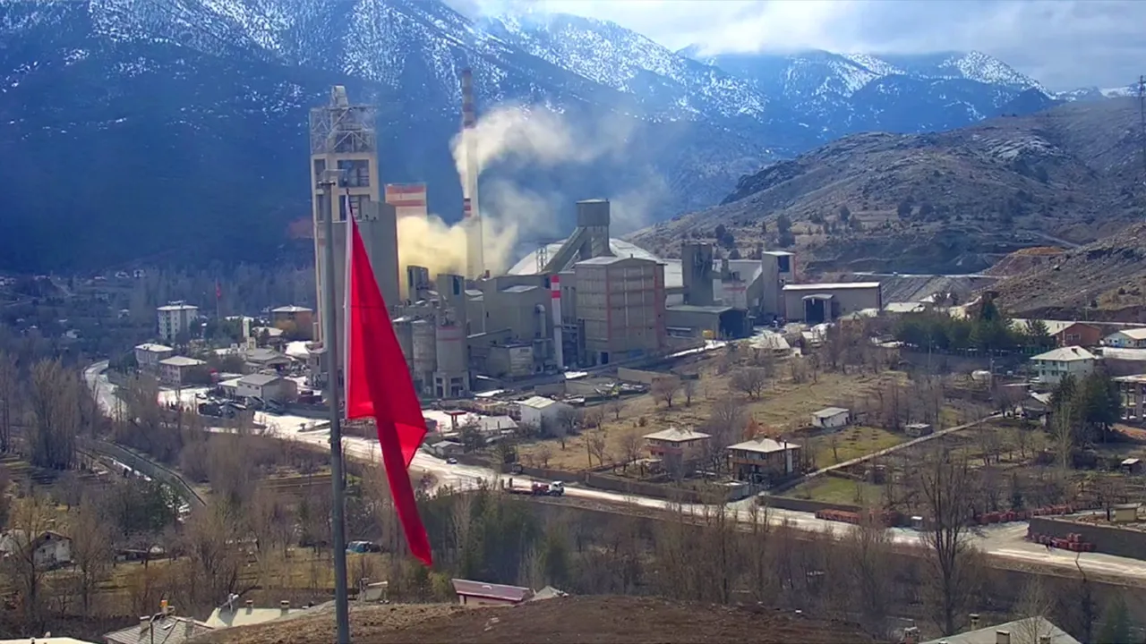 Fabrika, yerleşim yerlerinin yanında bulunuyor. TOKİ'nin sosyal konutları da 1,5 kilometre mesafede yer alıyor.