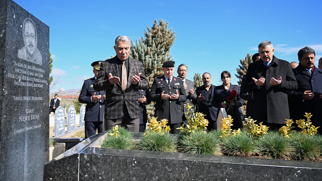 Bakan Çiftçi, Neşet Ertaş'ın mezarını ziyaret etti