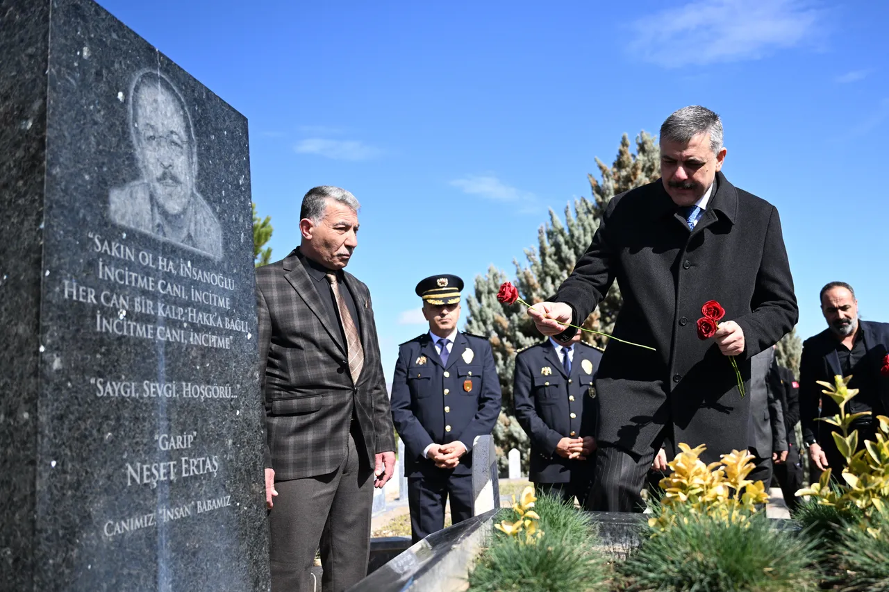 Bakan Çiftçi, Neşet Ertaş'ın mezarını ziyaret etti
