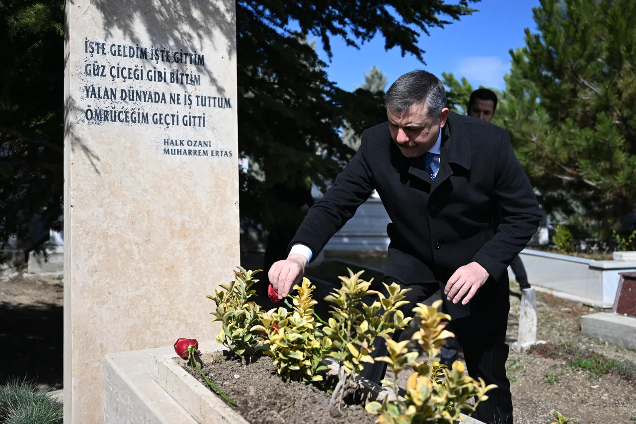 Bakan Çiftçi, Neşet Ertaş'ın mezarını ziyaret etti
