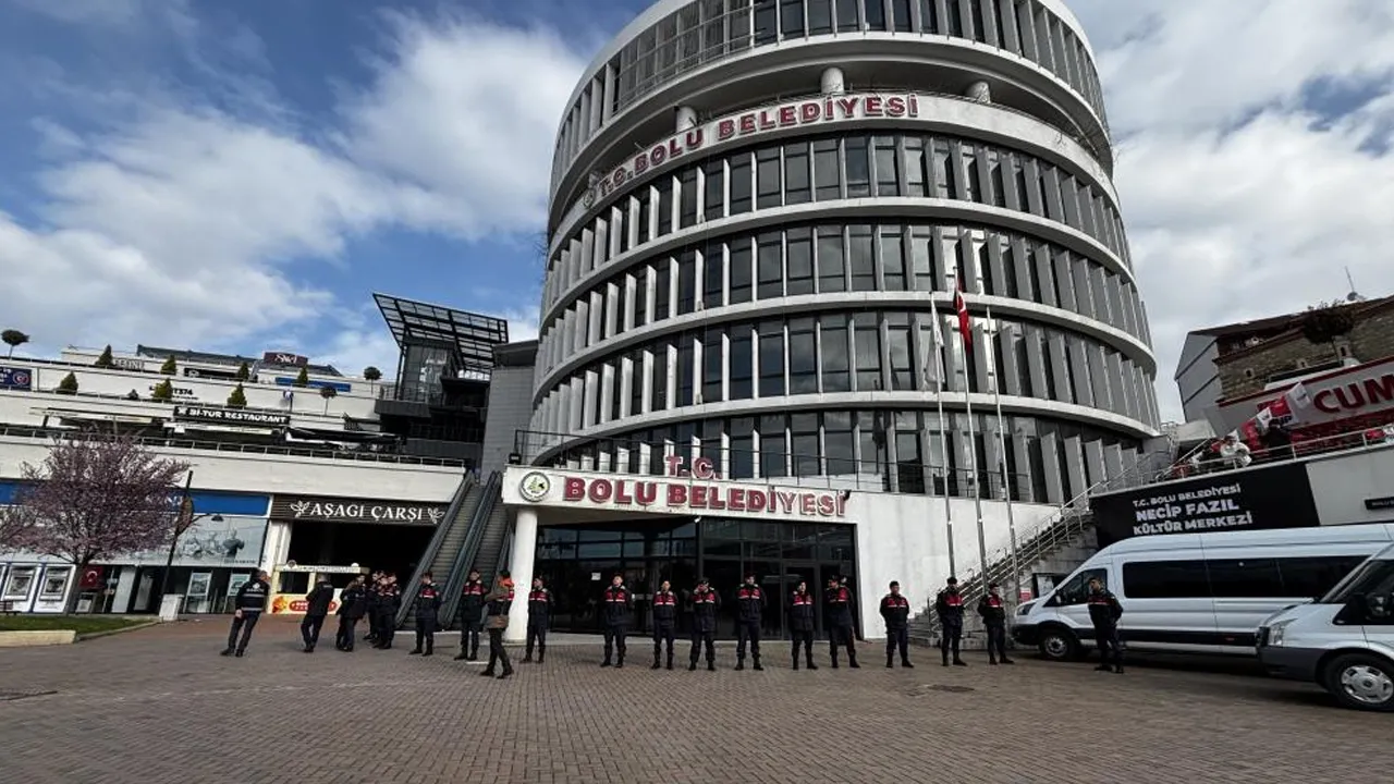 Bolu Belediyesi'ne operasyon! Ekipler binada arama yapıyor