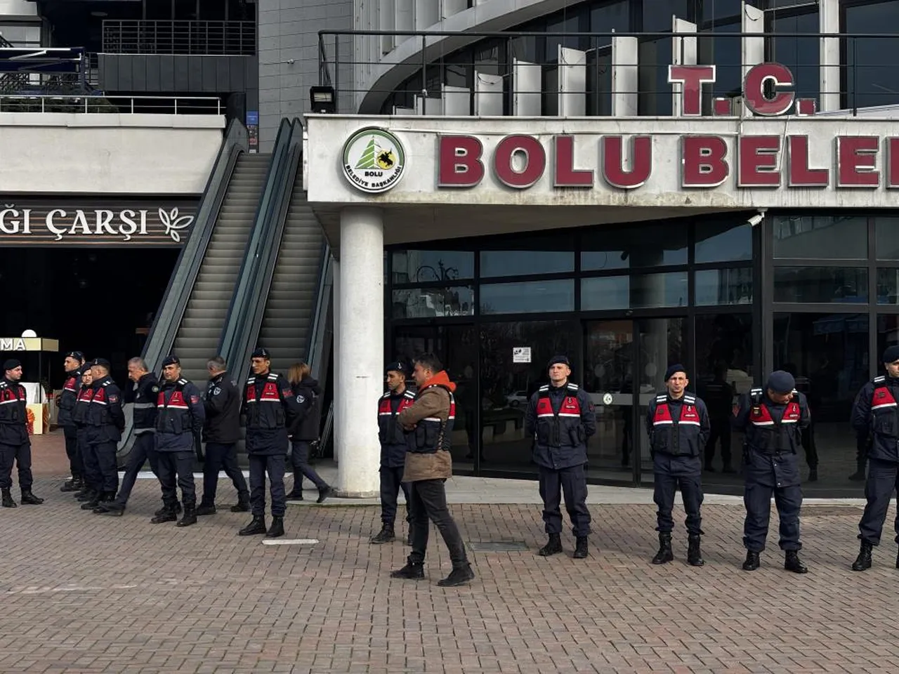 Bolu Belediyesi'ne operasyon! Ekipler binada arama yaptı