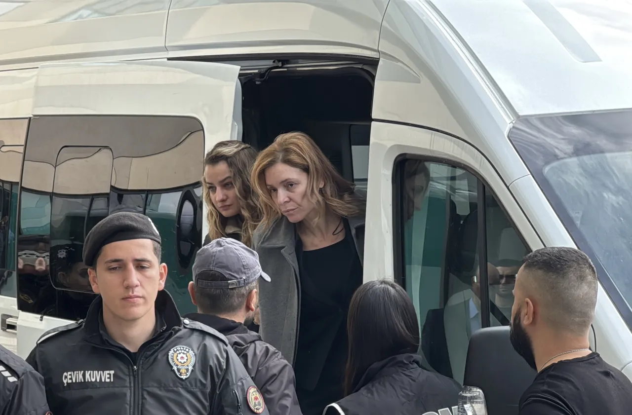 Mustafa Bozbey'in eşi S. Bozbey (sağda)