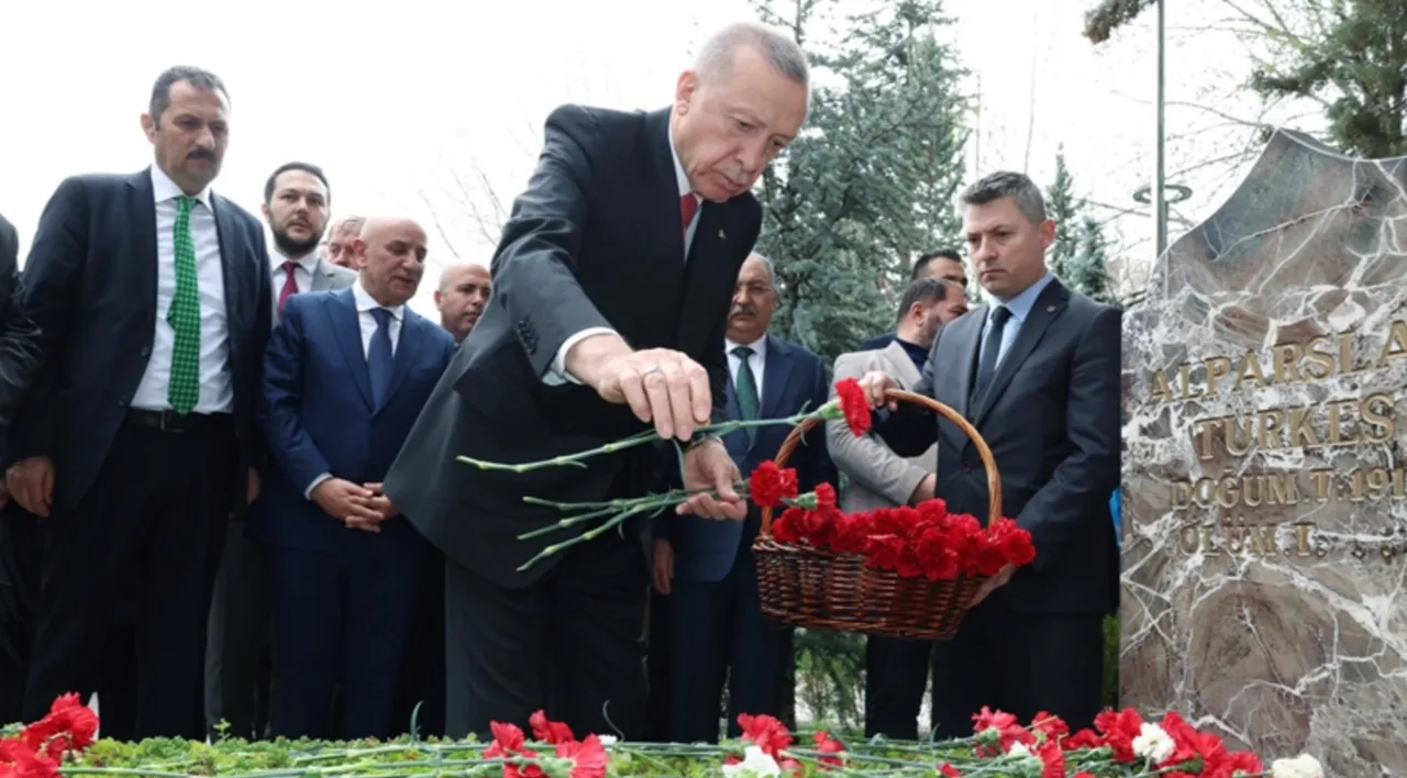 Cumhurbaşkanı Erdoğan, Türkeş'i andı: Milletin kalbinde yaşamaya devam edecek