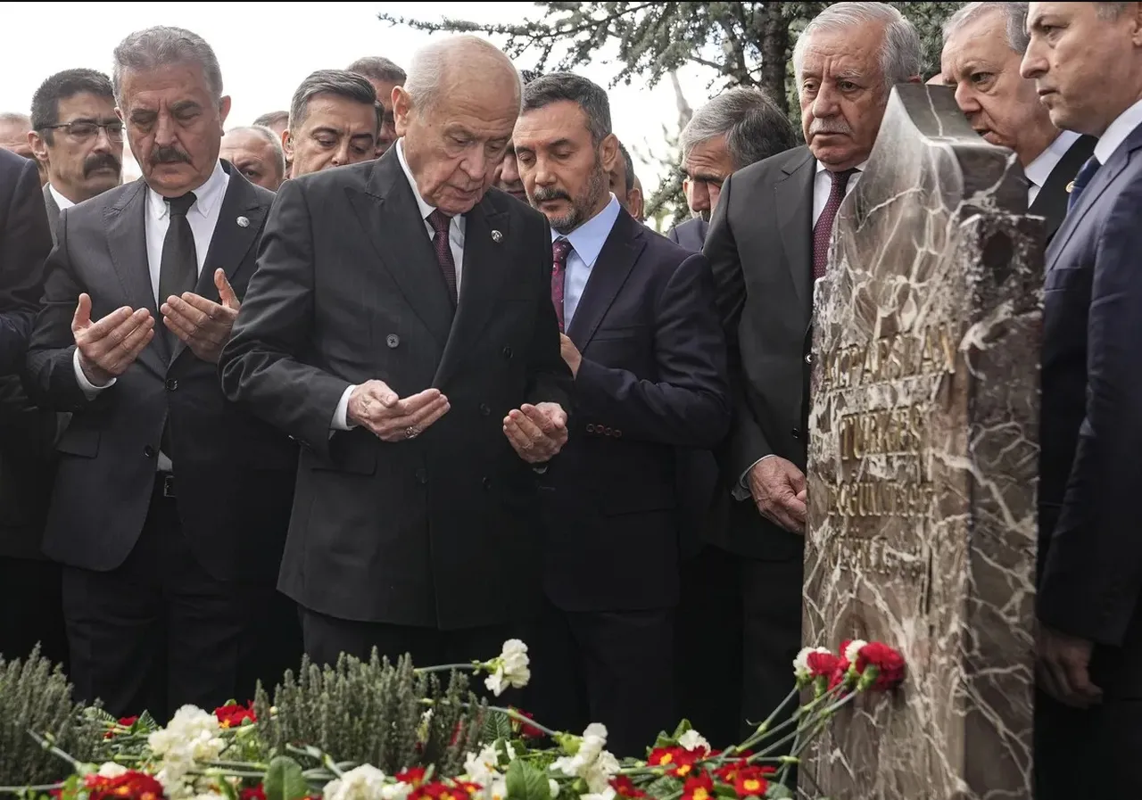 Cumhurbaşkanı Erdoğan, Türkeşi andı: Milletin kalbinde yaşamaya devam edecek