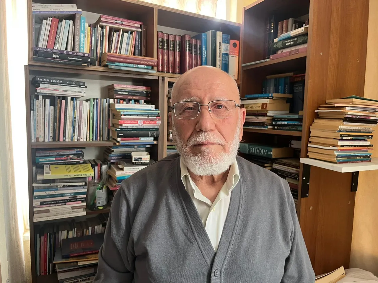 Evinde adım atacak yer yok, kitap çok: Kitap aşkı çocuklukta başladı, 11 bin kitaba ulaştı