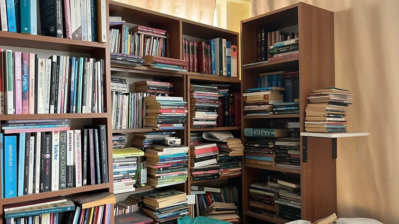 Evinde adım atacak yer yok, kitap çok: Kitap aşkı çocuklukta başladı, 11 bin kitaba ulaştı