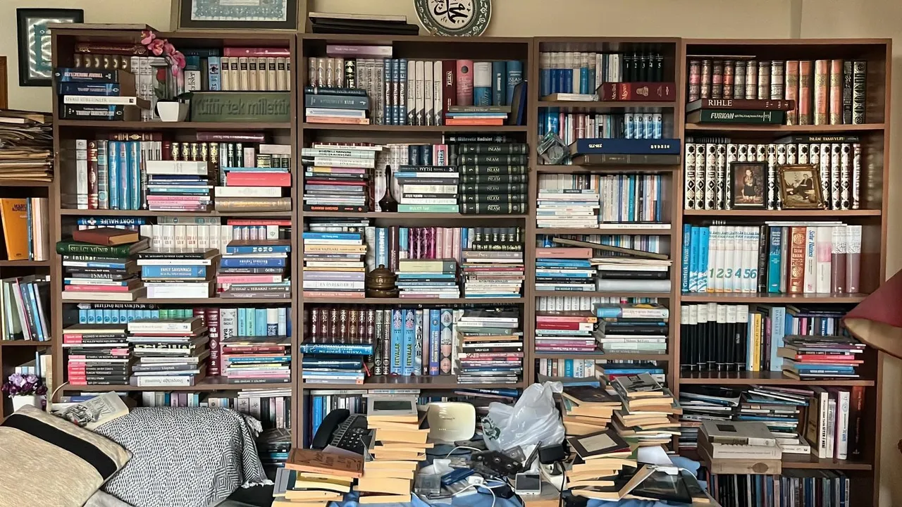 Evinde adım atacak yer yok, kitap çok: Kitap aşkı çocuklukta başladı, 11 bin kitaba ulaştı