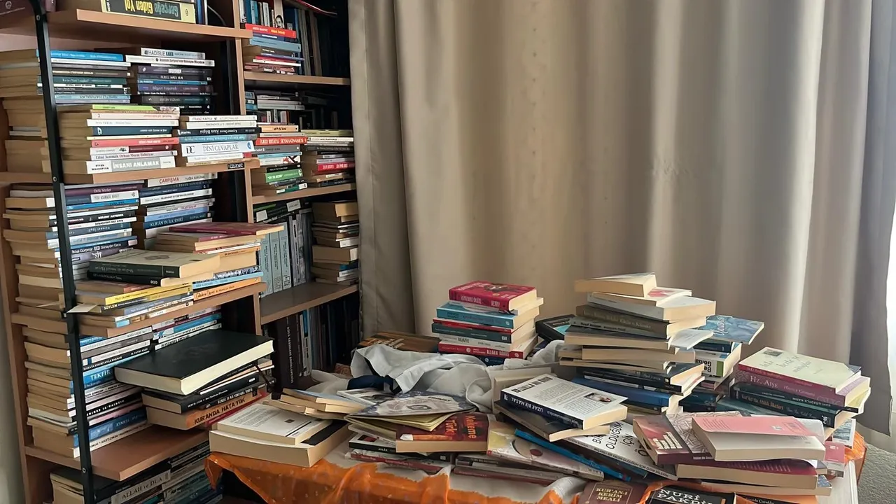Evinde adım atacak yer yok, kitap çok: Kitap aşkı çocuklukta başladı, 11 bin kitaba ulaştı