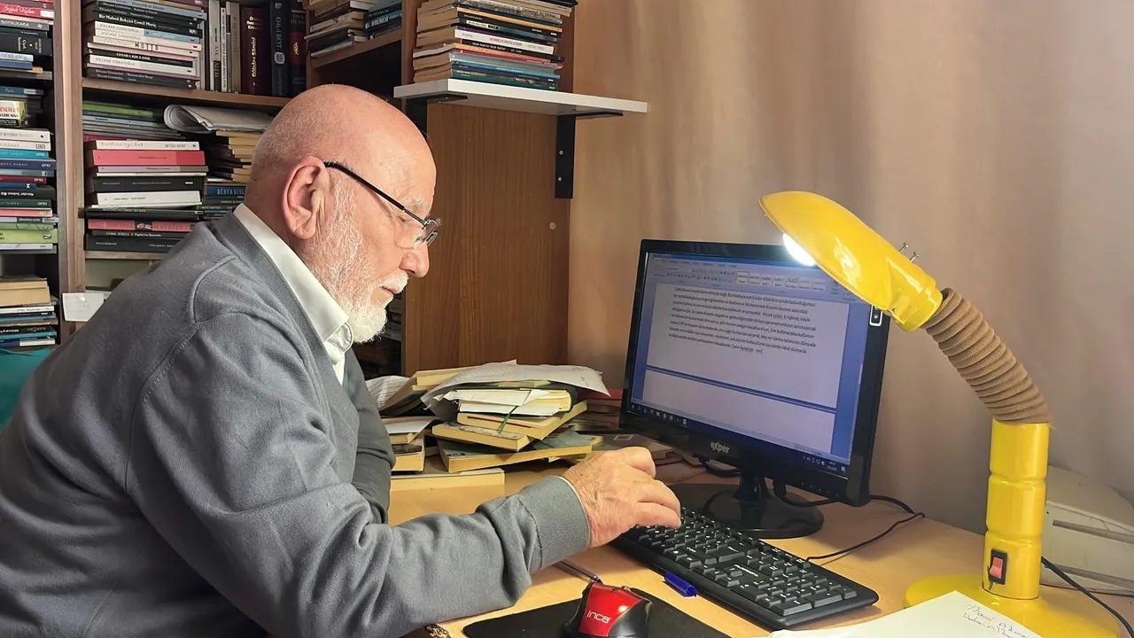 Evinde adım atacak yer yok, kitap çok: Kitap aşkı çocuklukta başladı, 11 bin kitaba ulaştı