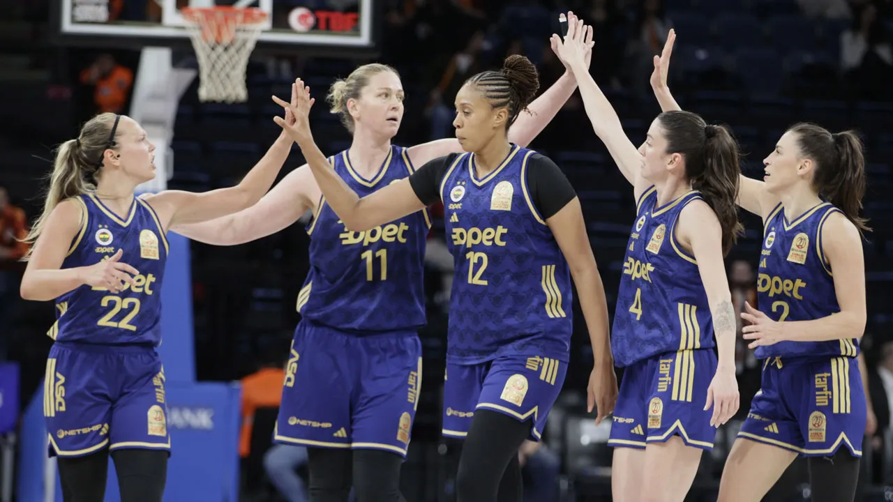 Fenerbahçe, Galatasaray'ı rahat geçerek namağlup şampiyon oldu