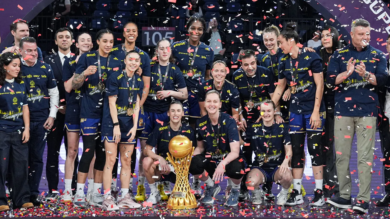 Fenerbahçe, Galatasaray'ı rahat geçerek namağlup şampiyon oldu