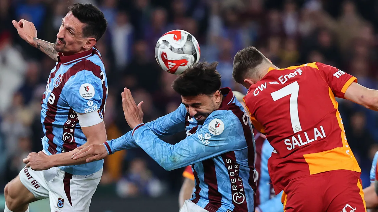 Galatasaray'ı deviren Trabzonspor, 882 günlük derbi hasretini bitirdi: Zirvede puan farkı eridi!