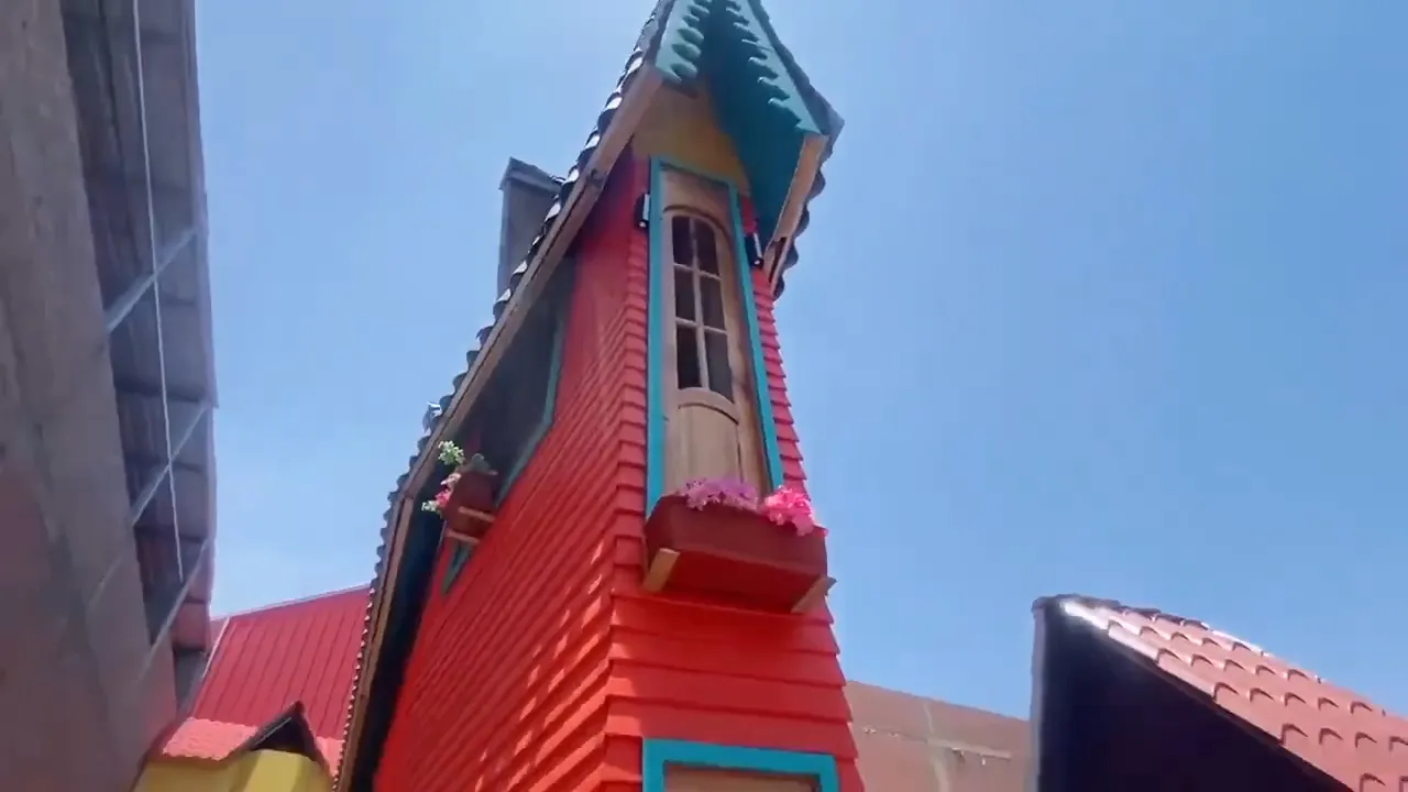 Görenler dönüp bir daha bakıyor, akın akın turist yağıyor! Bir evi 130 santimetreye sığdırdılar