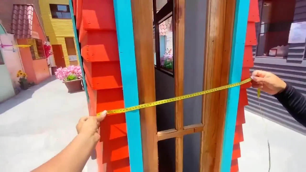 Görenler dönüp bir daha bakıyor, akın akın turist yağıyor! Bir evi 130 santimetreye sığdırdılar