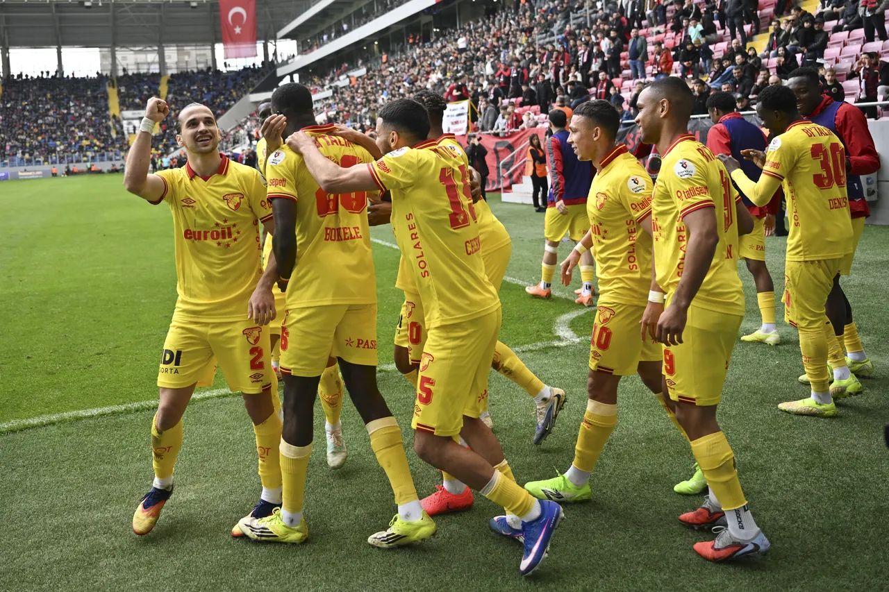 Göztepe oyuncularının, Gençlerbirliği karşısında atılan gol sonrası sevinci