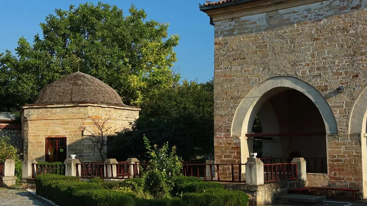 Romanya'nın Dobruca bölgesindeki Babadağ şehrinde bulunan Sarı Saltuk Türbesi.